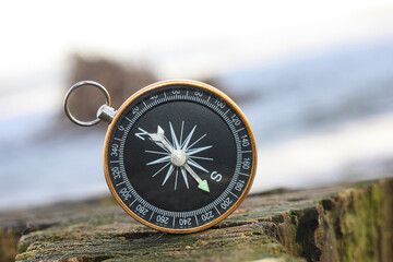 round compass on natural background - 731899905