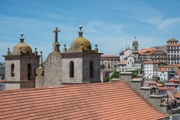 Tejados de la Iglesia de los Grilos y vista de la ciudad de Oporto, Portugal