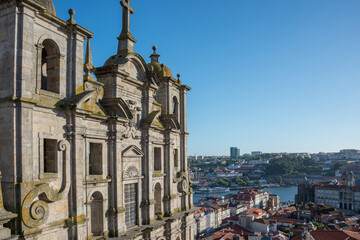 Fototapeta na wymiar Fachada de la Iglesia de los Grillos, en la ciudad de Oporto, Portugal