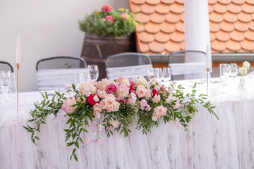 Fototapeta na wymiar Wedding table with pink flowers