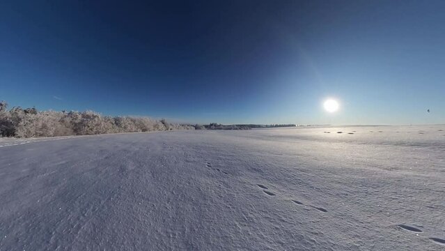 zauberhaft vereiste sonnige Winterlandschaft im Morgenlicht, Winterwunderland, Winterzauber, vereiste B&auml;ume, Schnee, K&auml;lte, Raureif, Natur, Idylle, Frost 

