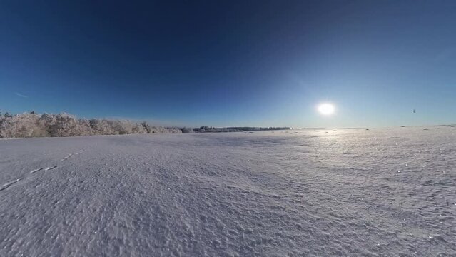zauberhaft vereiste sonnige Winterlandschaft im Morgenlicht, Winterwunderland, Winterzauber, vereiste B&auml;ume, Schnee, K&auml;lte, Raureif, Natur, Idylle, Frost 
