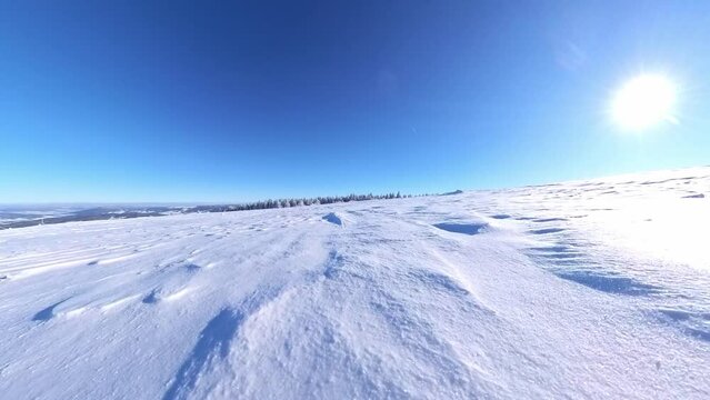 zauberhaft vereiste sonnige Winterlandschaft im Morgenlicht, Winterwunderland, Winterzauber, vereiste B&auml;ume, Schnee, K&auml;lte, Raureif, Natur, Idylle, Frost 
