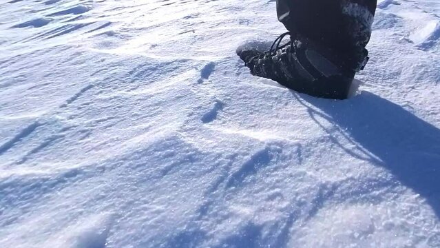 Wandern im Schnee in schneewei&szlig;er Winterlandschaft , Winterwandern, stapfen, Schritte, gehen, F&uuml;&szlig;e, Schuhe, Schneewanderung, Winterwanderung, Schneeurlaub, Nahaufnahme