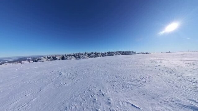 zauberhaft vereiste sonnige Winterlandschaft im Morgenlicht, Winterwunderland, Winterzauber, vereiste B&auml;ume, Schnee, K&auml;lte, Raureif, Natur, Idylle, Frost 

