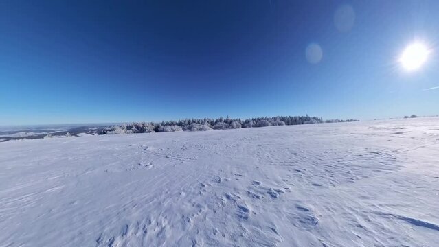 zauberhaft vereiste sonnige Winterlandschaft im Morgenlicht, Winterwunderland, Winterzauber, vereiste B&auml;ume, Schnee, K&auml;lte, Raureif, Natur, Idylle, Frost 
