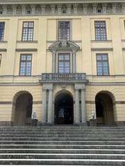 Obraz premium facade of a building with columns