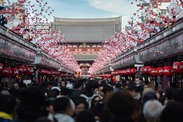 Crowds along Nakamise Dori, the main street leading up to the main prayer hall at the historic Sensoji Temple in Asakusa, the oldest temple in Tokyo, Japan. (Translation of characters: Thunder Gate) - 731976344