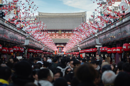 Crowds along Nakamise Dori, the main street leading up to the main prayer hall at the historic Sensoji Temple in Asakusa, the oldest temple in Tokyo, Japan. (Translation of characters: Thunder Gate)
