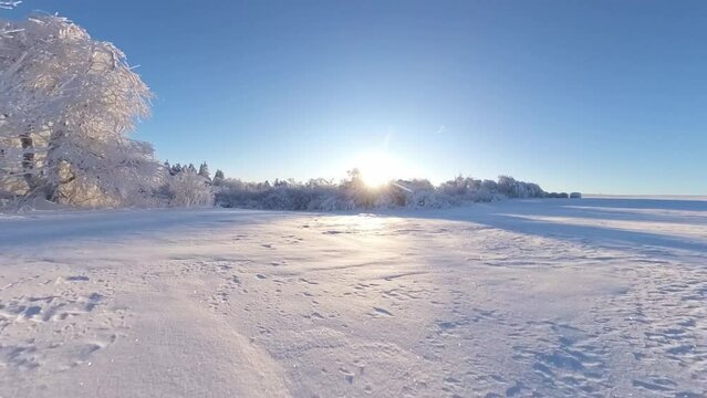 zauberhaft vereiste sonnige Winterlandschaft im Morgenlicht, Winterwunderland, Winterzauber, vereiste B&auml;ume, Schnee, K&auml;lte, Raureif, Natur, Idylle, Frost 