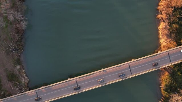 Drone:vista su Foce Sele, Campania, Italia. movimento da ponte con automobili alla foce fino al mare. luce al tramonto.