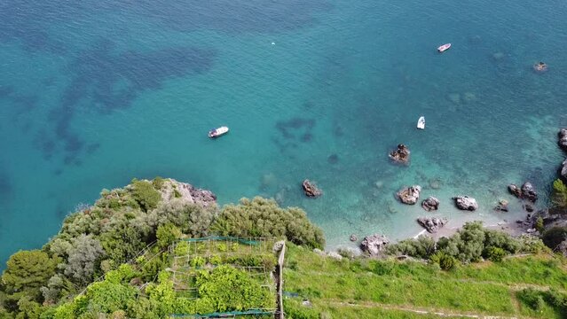 drone: mare limpido della costiera amalfitana. dal verde all'acqua. Campania, Italia