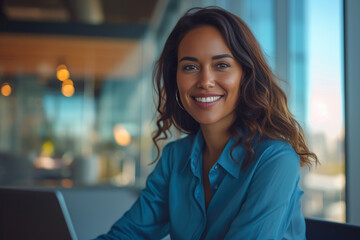 Obraz premium Corporate Serenity: Smiling Woman in Blue Shirt
