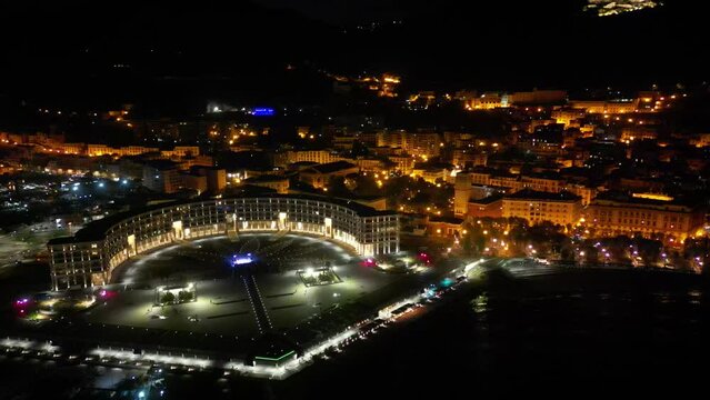 drone: vista notturna su Piazza della LIbert&agrave;, Salerno, Italia.
Evento con palco in piazza