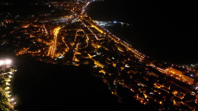 drone: vista notturna di Salerno con Castello Arechi. Campania, Italia.