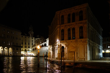 Der Palazzo dei Camerlenghi am Canale Grande kurz vor der Rialtobrücke / Venedig, Italien
