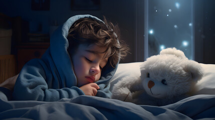 Kleiner Junge kuschelt in der Nacht mit Teddybär im Bett - obrazy, fototapety, plakaty