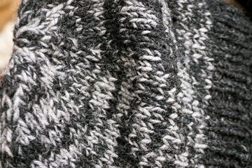 Grau-weiße gestrickte Wollmütze 