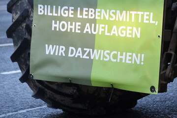 Plakat auf einer Demo: "Billige Lebensmittel, hohe Auflagen - wir dazwischen!"