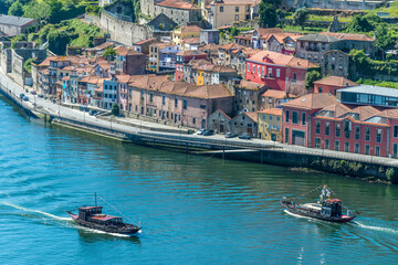 Barcos navegando por el río Duero en el centro histórico de la ciudad de Oporto en Portugal
