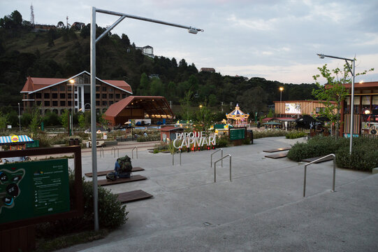 Public park called Parque Capivari with a sign at the beginning of it