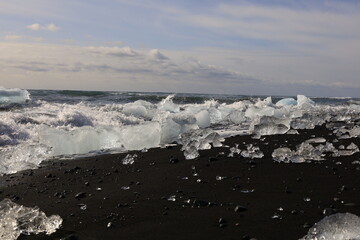 Obraz premium View on a iceberg on the Diamond Beach located south of the Vatnajökull glacier between the Vatnajökull National Park and the town of Höfn
