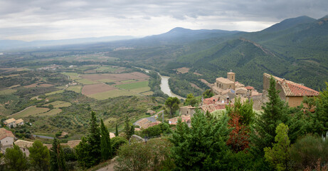 panoramique d'un vieux village de colline dans le pays de Navarre en Espagne