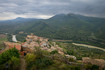 Fototapeta na wymiar panoramique d'un vieux village de colline dans le pays de Navarre en Espagne