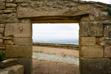 encadrement de porte en pierre sur un vieux village de colline dans le pays de Navarre en Espagne