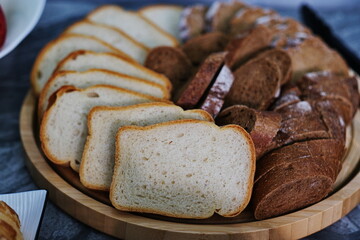 Neatly sliced pieces of white and rye bread.