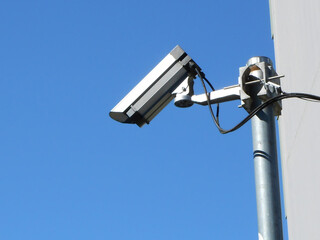 歩道に設置された防犯カメラ