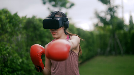 Women's Boxing VR headset training - 732127917