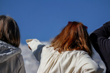 couple pointing at the sky
