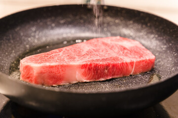霜降りぎ牛ステーキをフライパンで焼く