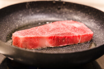 霜降りぎ牛ステーキをフライパンで焼く