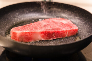 霜降りぎ牛ステーキをフライパンで焼く