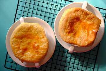 Zuppa soup is a thick soup with pastry or puff pastry placed on top like a hat and is called soup with a hat or zuppa soup. This soup comes from Italy and is usually known as Zuppa Toscana.