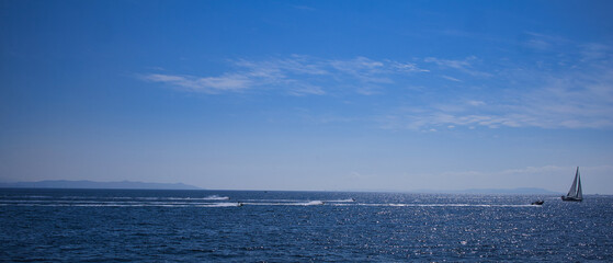 青い海と青い空の夏のバカンス