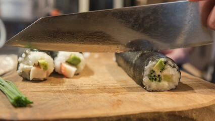krojenie rolek sushi tradycyjnym nożem japońskim - obrazy, fototapety, plakaty