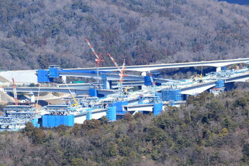 山中の高速道路建設現場