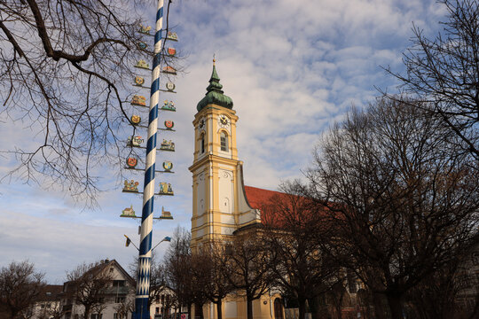 Typisch Bayern; Maibaum vor St. Michael in M&uuml;nchen-Perlach