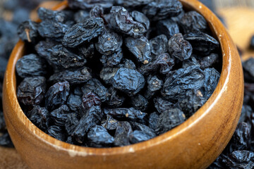 dry blue raisins from large grapes