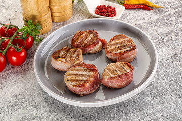 Grilled pork tenderloin with bacon