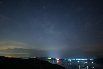 日本の岡山県瀬戸内市の美しい星空