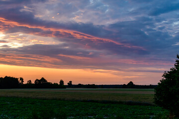 Romantyczny zachód słońca nad polską wsią 