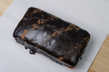 Ciasto oblane błyszczącą czekoladową polewą, klasyczny piernik - obrazy, fototapety, plakaty