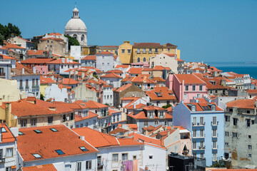 Vista del barrio de Alfama y cúpula del Panteón Nacional, desde el mirador de Santa Lucía en Lisboa, Portugal