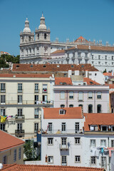 Fototapeta na wymiar Vista de Alfama y del monasterio de San Vicente de Fora, desde el mirador de Santa Lucía en Lisboa, Portugal
