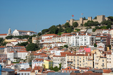 Vista de la ciudad con el castillo de San Jorge en Lisboa, Portugal