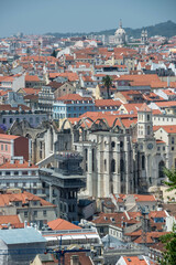 Fototapeta na wymiar Vista del centro histórico de la ciudad, con el ascensor de Santa Justa y las ruinas de la iglesia del Carmo, en Lisboa, Portugal